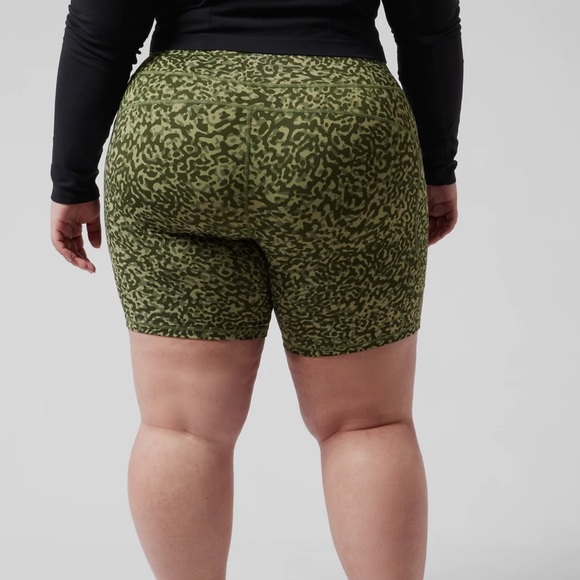 NWT Athleta Ultimate Stash 11 7’ short 3X - Picture 2 of 4